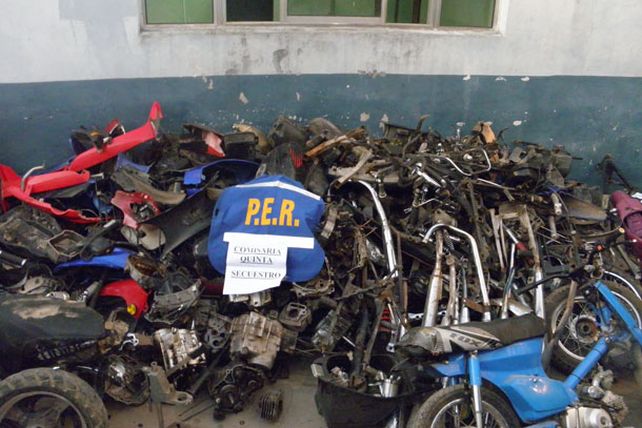 La policía secuestró un arsenal y centenares de motopartes