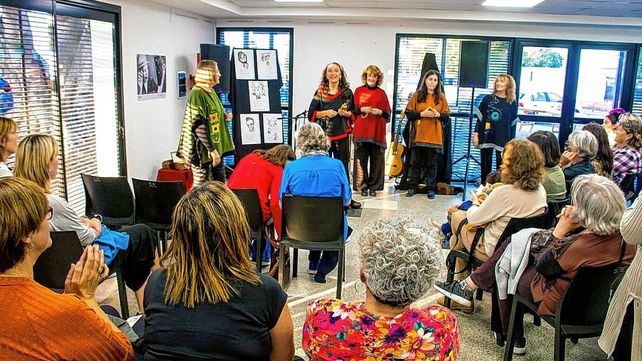 Editoriales y librerías de Paraná ofrecieron libros en el espacio Rosa y Dorada