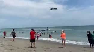 El dramático momento en que un avión aterriza de emergencia en una playa
