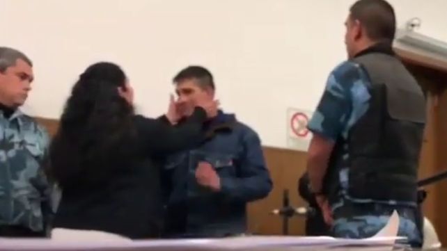 Una mujer abrazó y perdonó al asesino de su hijo en pleno juicio