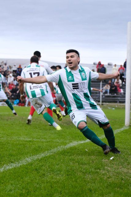 Celebrando una conquista propia.