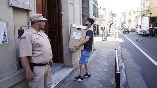 La ceremonia del traslado de urnas a un centro de votación, una escena reiterada ayer en Rosario.&nbsp;