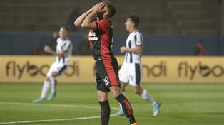 Para agarrarse la cabeza. Ramiro Sordo sintió una molestia y debió salir. Las lesiones persiguen a Newells.