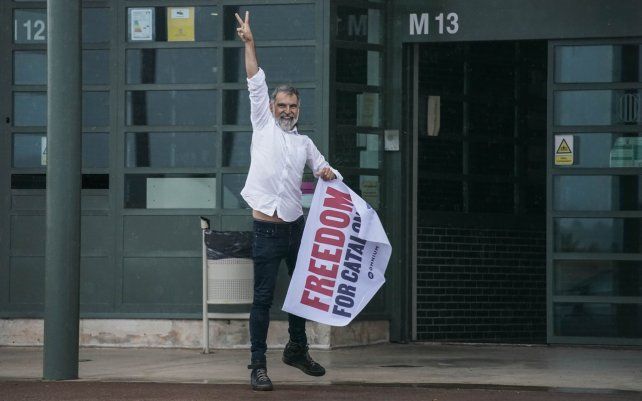 Jordi Cuixart, uno de los líderes catalanes encarcelados por su papel en el impulso de 2017 por una república catalana independiente, hace el signo de la victoria después de ser liberado de la prisión de Lledoners en Sant Joan de Vilatorrada, cerca de Barcelona, España.