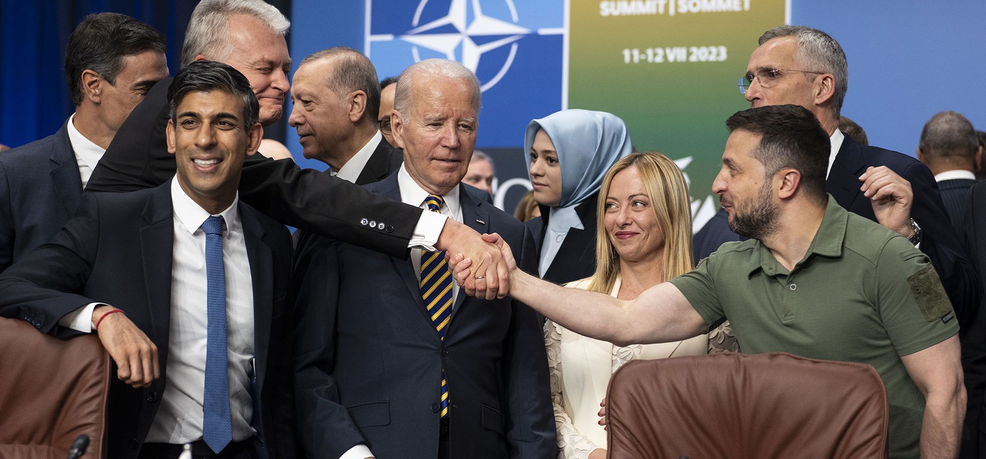El presidente de Ucrania, Volodymyr Zelenskyy, estrecha la mano del presidente de Lituania, Gitanas Nauseda, mientras se encuentran con otros miembros de la OTAN, incluido el primer ministro británico, Rishi Sunak y el presidente de Estados Unidos, Joe Biden, durante una reunión del Consejo OTAN-Ucrania a nivel de Jefes de Estado y de Gobierno, con Suecia, en la Cumbre de la OTAN en Vilnius, Lituania, el miércoles 12 de julio de 2023. (Doug Mills/Pool vía AP) El presidente de Ucrania, Volodymyr Zelenskyy, estrecha la mano del presidente de Lituania, Gitanas Nauseda, mientras se encuentran con otros miembros de la OTAN, incluido el primer ministro británico, Rishi Sunak y el presidente de Estados Unidos, Joe Biden, durante una reunión del Consejo OTAN-Ucrania a nivel de Jefes de Estado y de Gobierno, con Suecia, en la Cumbre de la OTAN en Vilnius, Lituania, el miércoles 12 de julio de 2023. (Doug Mills/Pool vía AP)