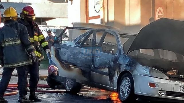 Automóvil se incendió por completo en calle Chile de Paraná