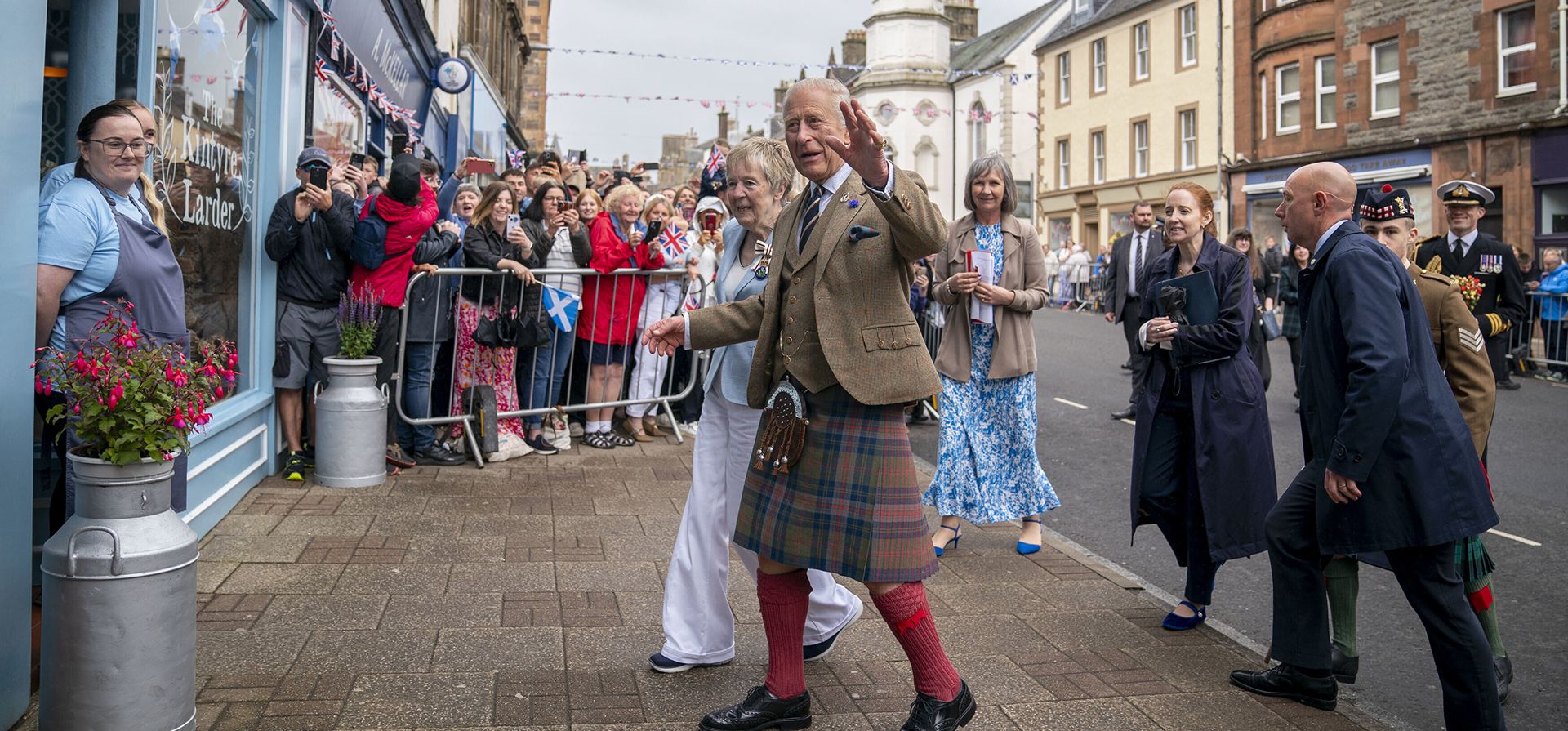 El rey Carlos III de Gran Bretaña se reúne con el público en la calle principal de Campbeltown, como parte de su viaje a Escocia para la Semana de Holyrood, en Campbeltown, Escocia, el jueves 3 de julio de 2025. (Jane Barlow/PA vía AP) El rey Carlos III de Gran Bretaña se reúne con el público en la calle principal de Campbeltown, como parte de su viaje a Escocia para la Semana de Holyrood, en Campbeltown, Escocia, el jueves 3 de julio de 2025. (Jane Barlow/PA vía AP)