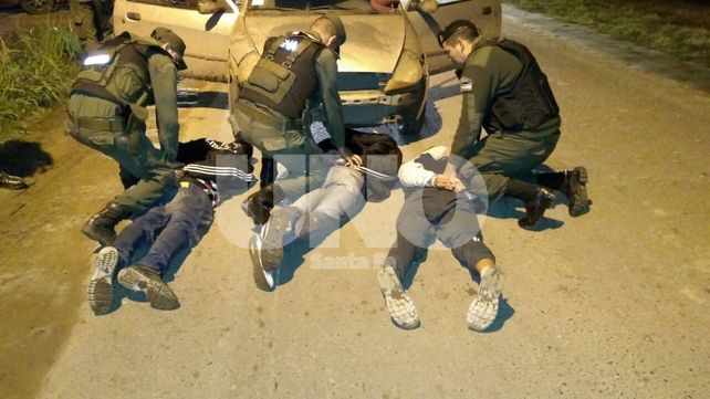 A la 1 del domingo. El auto circulaba sin luces y causó sospecha.&nbsp;