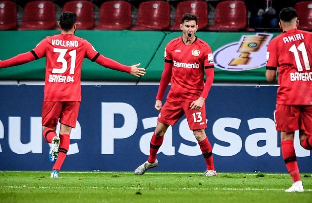 Alario sigue dulce y el Leverkusen avanza en la Copa de Alemania