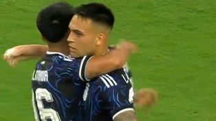 Lautaro Martínez convirtió de penal y recibe el abrazo de Almada.