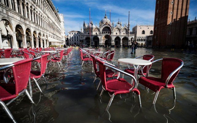 Una vista de la Plaza de San Marcos en Venecia, Italia, durante una marea alta de 1,44 metros (4,72 pies) el lunes 23 de diciembre de 2019.