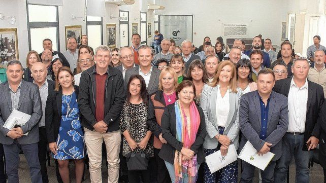La Provincia entregó aportes económicos a Juntas y Comunas
