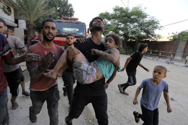 Israel vuelve a bombardear campamento de refugiados palestinos y hay decenas de muertos