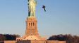 El vuelo de un hombre con mochila propulsora sobre la Estatua de la Libertad