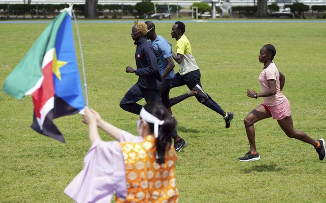 La fan olímpica Kyoko Ishikawa sostiene una bandera de Sudán del Sur para animar al equipo que se entrena para los Juegos Olímpicos y Paralímpicos de Tokio 2020.