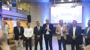 Miguel Simioni, titular de la BCR junto a integrantes de la comisión directiva de la entidad.