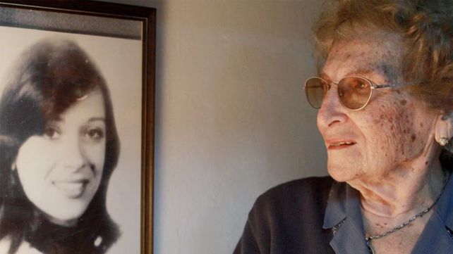 Rosa Roisinblit junto a un retrato de su hija Patricia