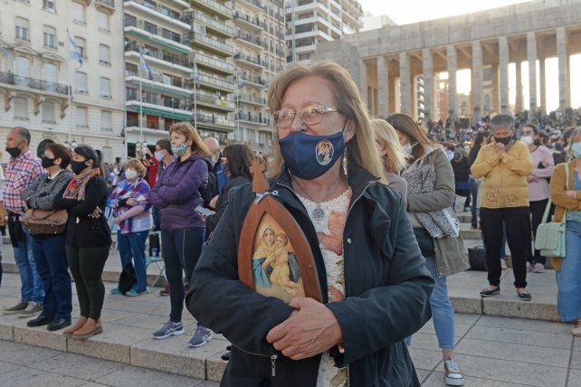 Conmemoración día de la Virgen de Rosario, acto en el monumento con distancia social por la pandemia del Covid19 (2020).