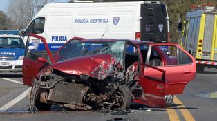 Persiguió y atropelló a su mujer con el auto y luego chocó para intentar matarse