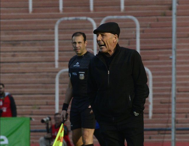 Metido. Miguel Russo arengando a sus jugadores en el Malvinas Argentinas.