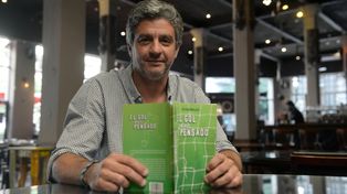 El padre y la criatura. Borsato muestra su obra “El gol menos pensado”, que refleja una gran pasión.