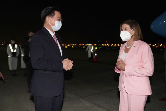 La legisladora representante demócrata es recibida en el aeropuerto de Taipei por el canciller taiwanés. Joseph Wu.