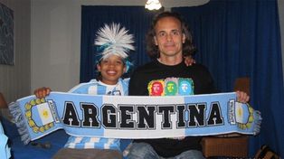 Ernesto González Nagel, el arquitecto rosarino que hincha desde Mozambique, con su hijo durante el Mundial de 2010.