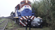 Impactante: un tren chocó a un taxi y lo arrastró casi cien metros