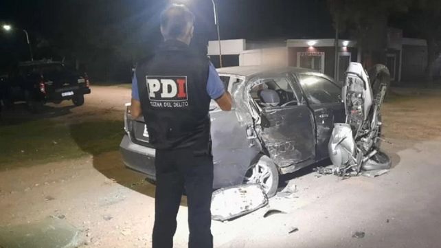 La moto que conducía el joven de 25 años quedó parada junto al Chevrolet Aveo