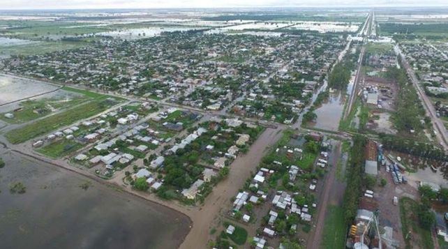 El agua derribó las defensas y dejó muy complicado el casco urbano de Villa Minetti
