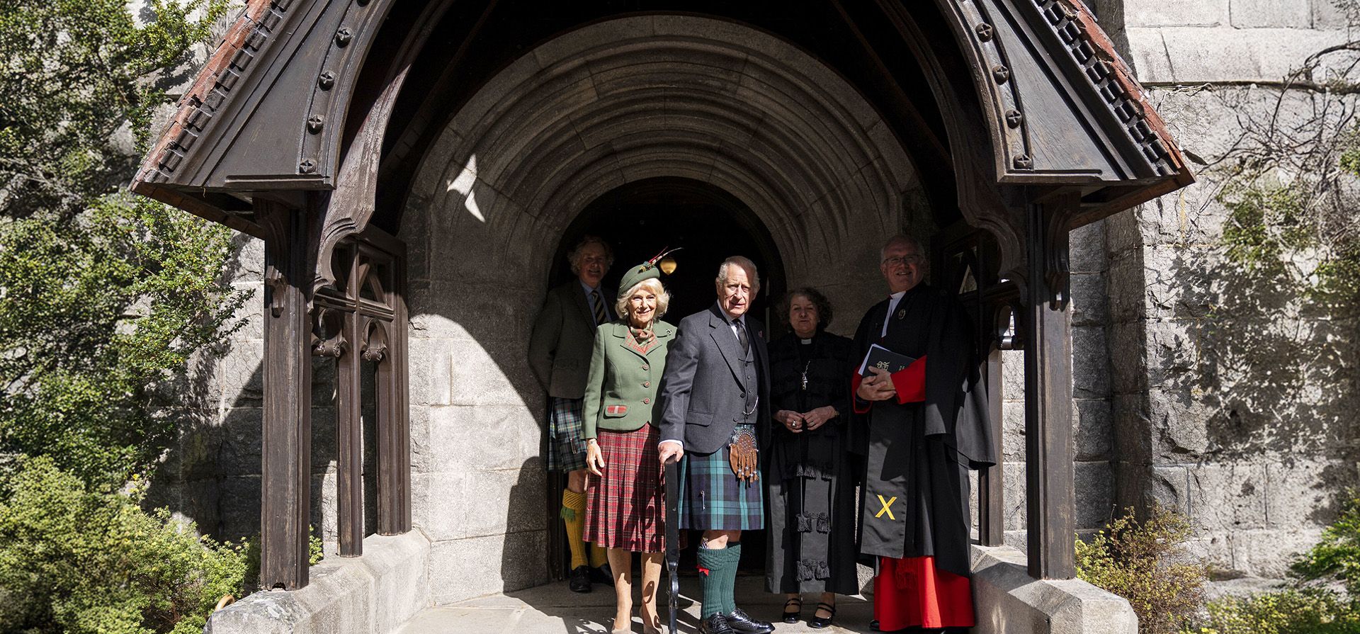El rey Carlos III de Gran Bretaña y la reina Camila llegan para asistir a un servicio religioso dominical en la iglesia de Crathie, en Crathie, Escocia, el domingo 7 de septiembre de 2025. (Aaron Chown/Pool Photo vía AP) El rey Carlos III de Gran Bretaña y la reina Camila llegan para asistir a un servicio religioso dominical en la iglesia de Crathie, en Crathie, Escocia, el domingo 7 de septiembre de 2025. (Aaron Chown/Pool Photo vía AP)