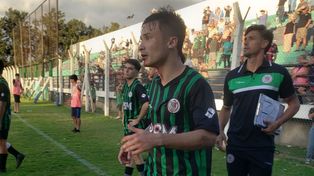 Thiago Bartalini. El defensor con el rostro ensangrentado tras recibir un golpe cobarde en el final del partido ante Coronel Aguirre&nbsp; 