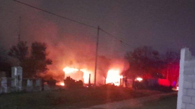 Un incendio arrasó una casa en Strobel: una familia se salvó