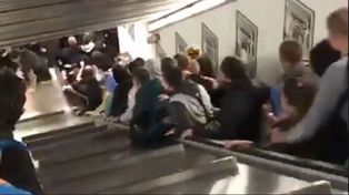 Pánico al colapsar una escalera mecánica en la estación de un subte