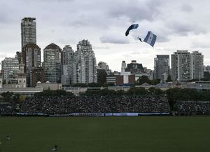 Bandas, veteranos de Malvinas y aviones en el desfile por el 25 de Mayo