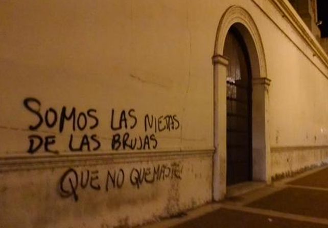 {altText(Las pintadas que aparecieron en la Catedral durante la convocatoria de #NiUnaMenos. / gentileza @Veroenesinas.,Aparecieron pintadas en la Catedral tras la concentración en Plaza de Mayo)}