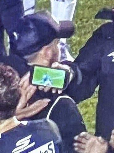 Insólito: cobró un penal y lo anuló tras ver la imagen por celular