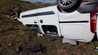 Personal de la Jefatura Departamental de Concordia constató que este viernes alrededor de las 9.00 un vehículo marca Renault, modelo Kangoo de color blanca, despistó y volcó, provocando el fallecimiento de la conductora, una mujer de 30 años.