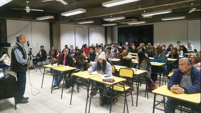 El profesor Luis Lafferriere habló sobre las crisis recurrentes de un modelo que hace ricos cada vez más ricos (muy pocos) y más pobres.