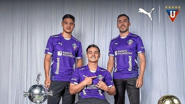Liga de Quito lanzó su camiseta conmemorativa con la presencia del entrerriano Alzugaray.