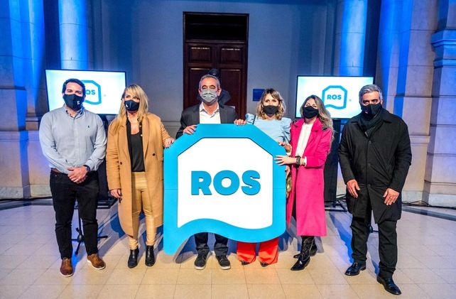 La nueva marca presentada por el intendente Pablo Javkin y parte de las personalidades jurado del concurso.&nbsp;