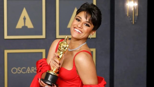 Ariana DeBose ganó una estatuilla Oscar por su papel en Ariana DeBose ganó una estatuilla Oscar por su papel en