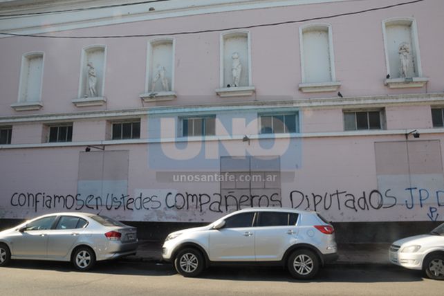 El Rosa Galisteo amaneció con pintadas relacionadas a la Reforma Tributaria