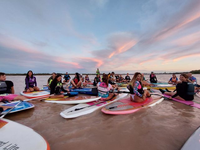 Mujeres de la ciudad haciendo Stand Up Paddle.&nbsp;