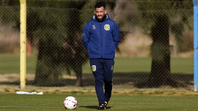 Tevez y la pelota. Hasta hace un año la dominaba, ahora debe lograr que sus dirigidos la traten de buena manera.