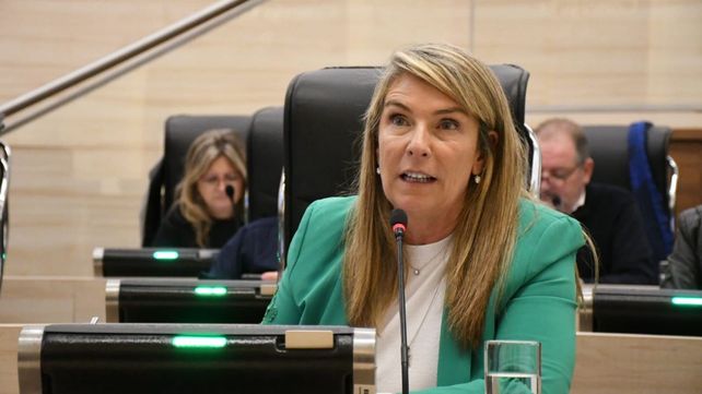 María Eugenia Schmuck cuestionó el proyecto contra la limitación de banderas extranjeras en el Monumento