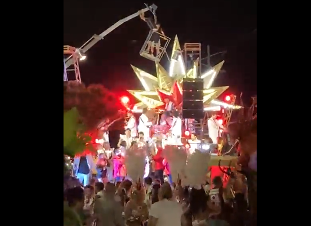 Video: se desplomó una grúa en el Carnaval de Gualeguaychú y hay dos personas grave