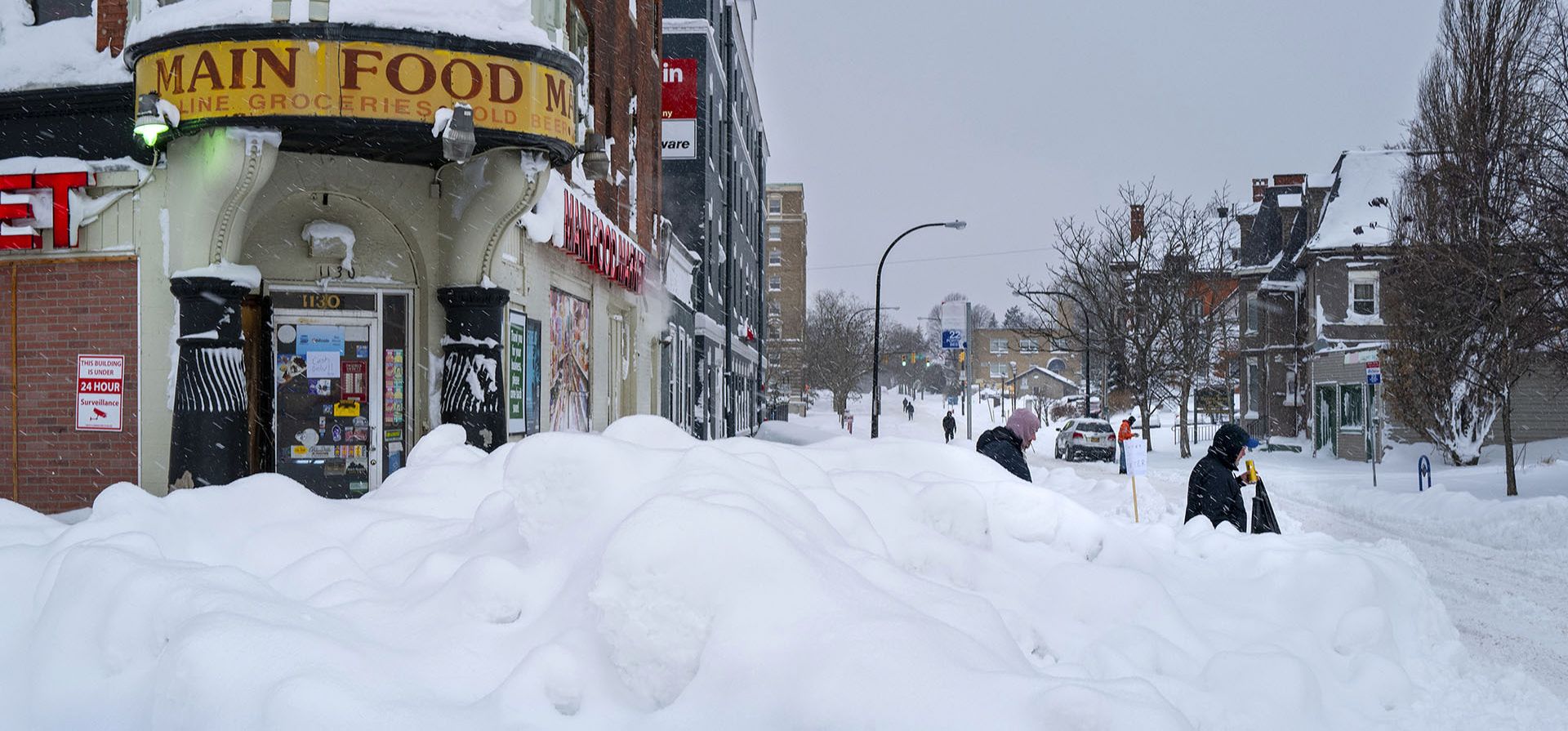 Una tormenta polar sin precedentes dejó al noreste de Nueva York. Miles de personas se quedaron  sin electricidad en la región de Buffalo, donde la nieve acumulada sobrepasaba el metro. El presidente Biden declaró la emergencia en el estado de Nueva York para dar ayuda federal. Foto: AP
