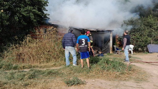 Incendio en una vivienda: una mujer y dos niños afectados