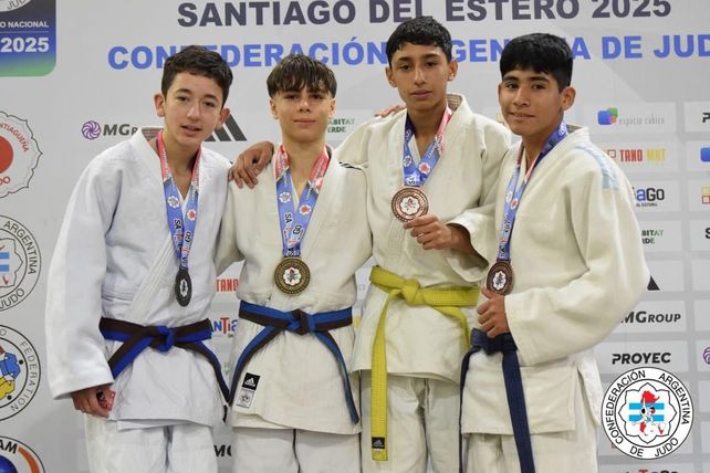 El futuro. Los finalistas en juveniles Sub-15 hasta 53 kilos, categoría en la que Tiago Vizzi fue campeón.
